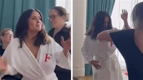 Salma Hayek accidentally flashes her boobs in new dancing。